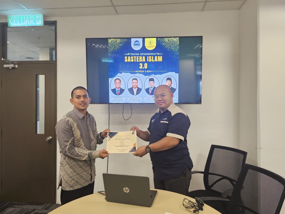 Ketua YPCI Anshar Zulhelmi mempresentasikan peluang kerja sama internasional di Universiti Sains Islam Malaysia